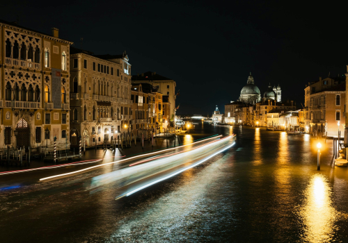 Dalla protezione all’innovazione: gli investimenti nelle infrastrutture e i piani di rilancio sostenibile per Venezia nell’era del MOSE