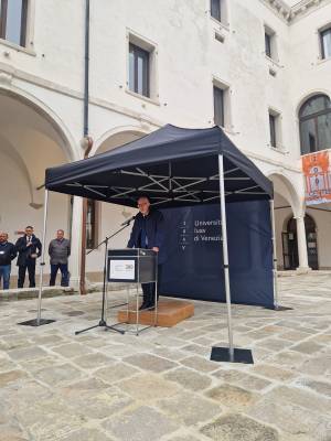 iuav-venezia-inaugurazione-convento-terese-intervento-podio-chiostro-2026
