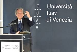 iuav-venezia-inaugurazione-convento-terese-renato-brunetta-podio-discorso-2026